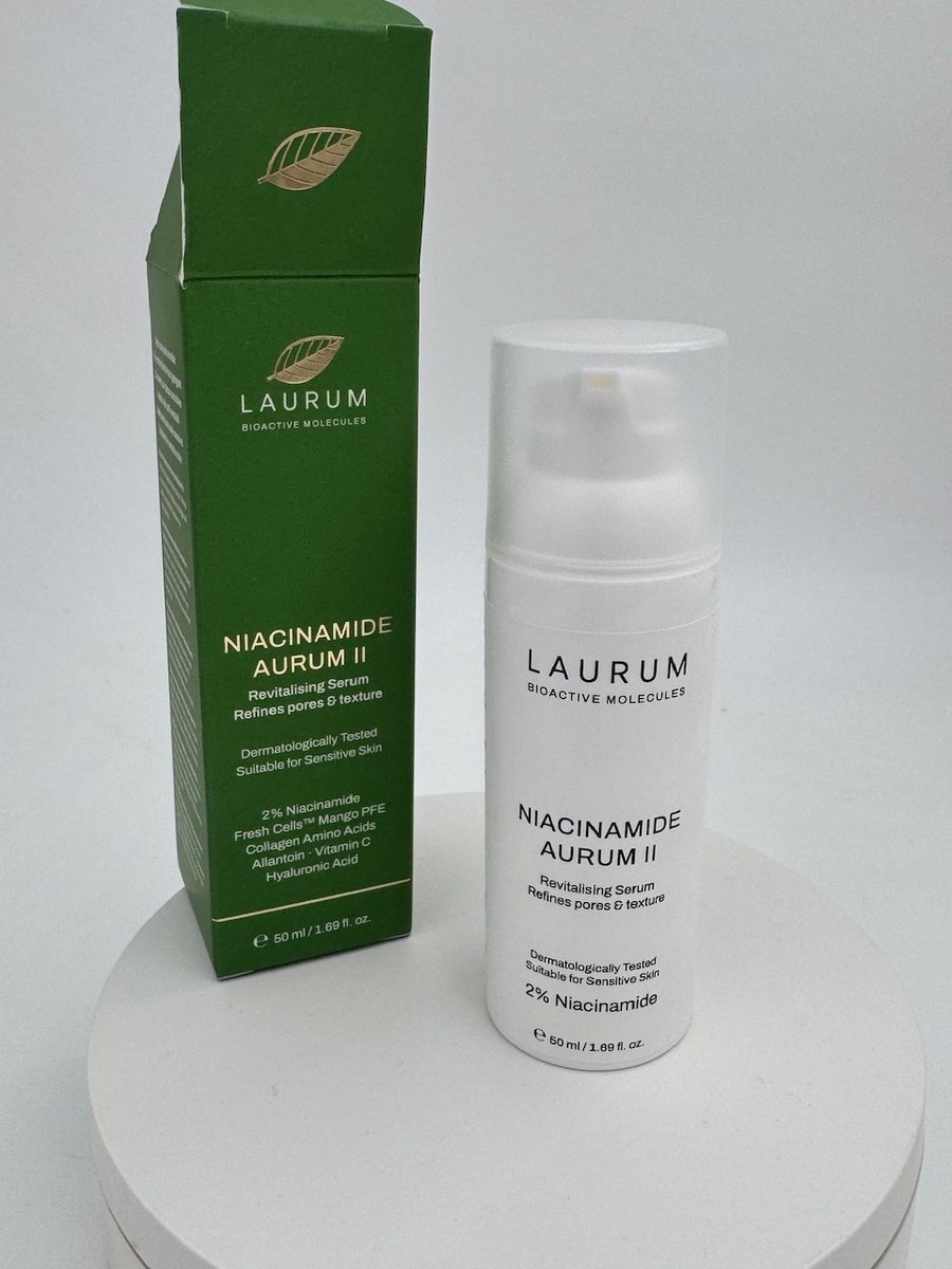Frasco airless Niacinamide Aurum II junto a su estuche abierto